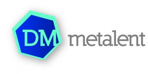 logo DM metaal oranje-wit